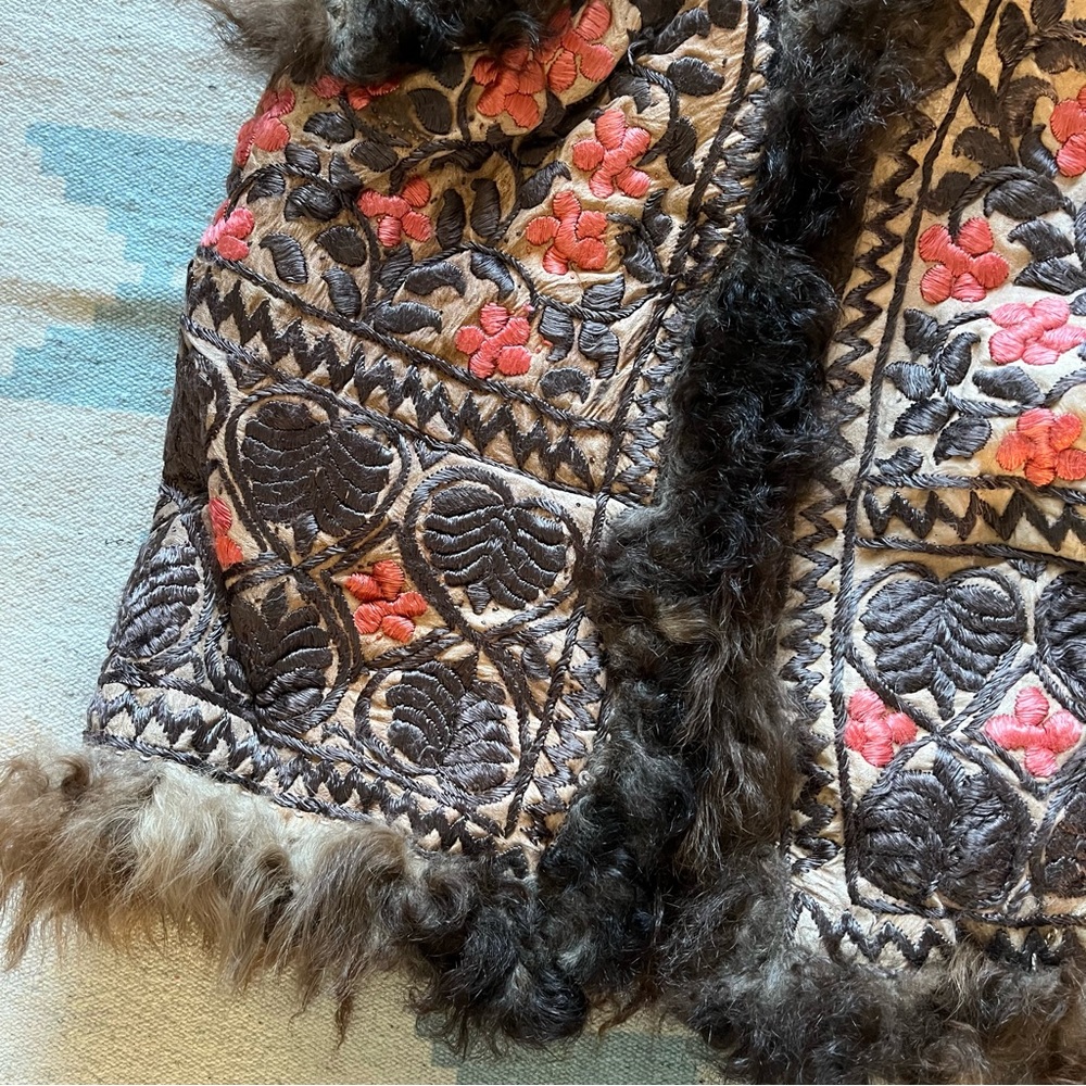 Vintage Shearling Embroidered Sheepskin Leather Vest Afghan Floral Handmade Rare - Picture 4 of 15
